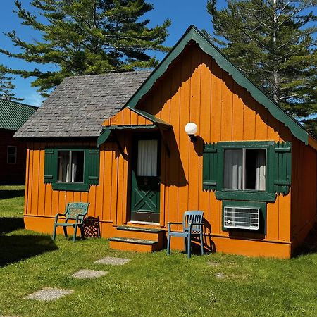 Cabins Of Mackinac & Lodge Mackinaw City Exterior photo