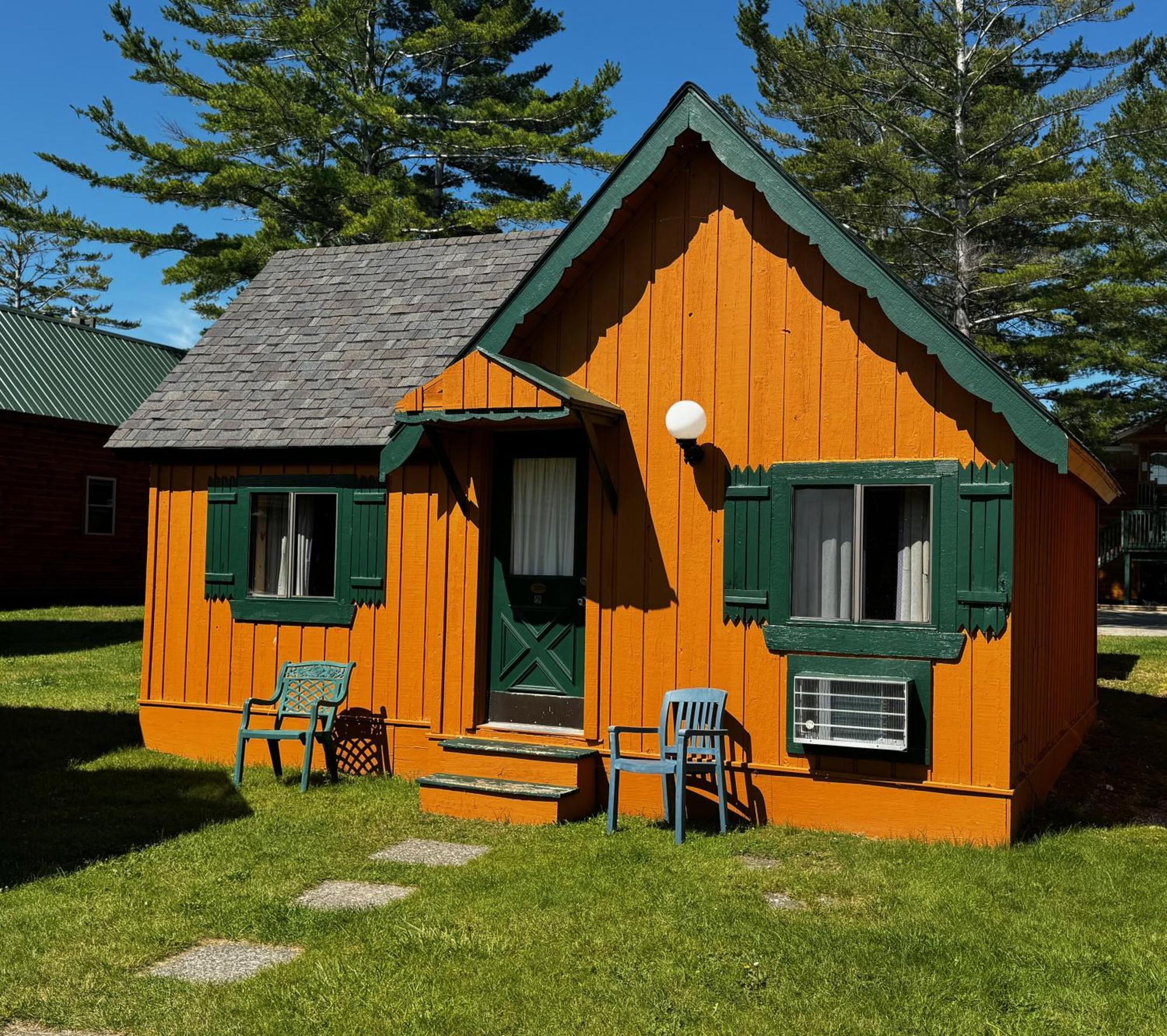 Cabins Of Mackinac & Lodge Mackinaw City Exterior photo