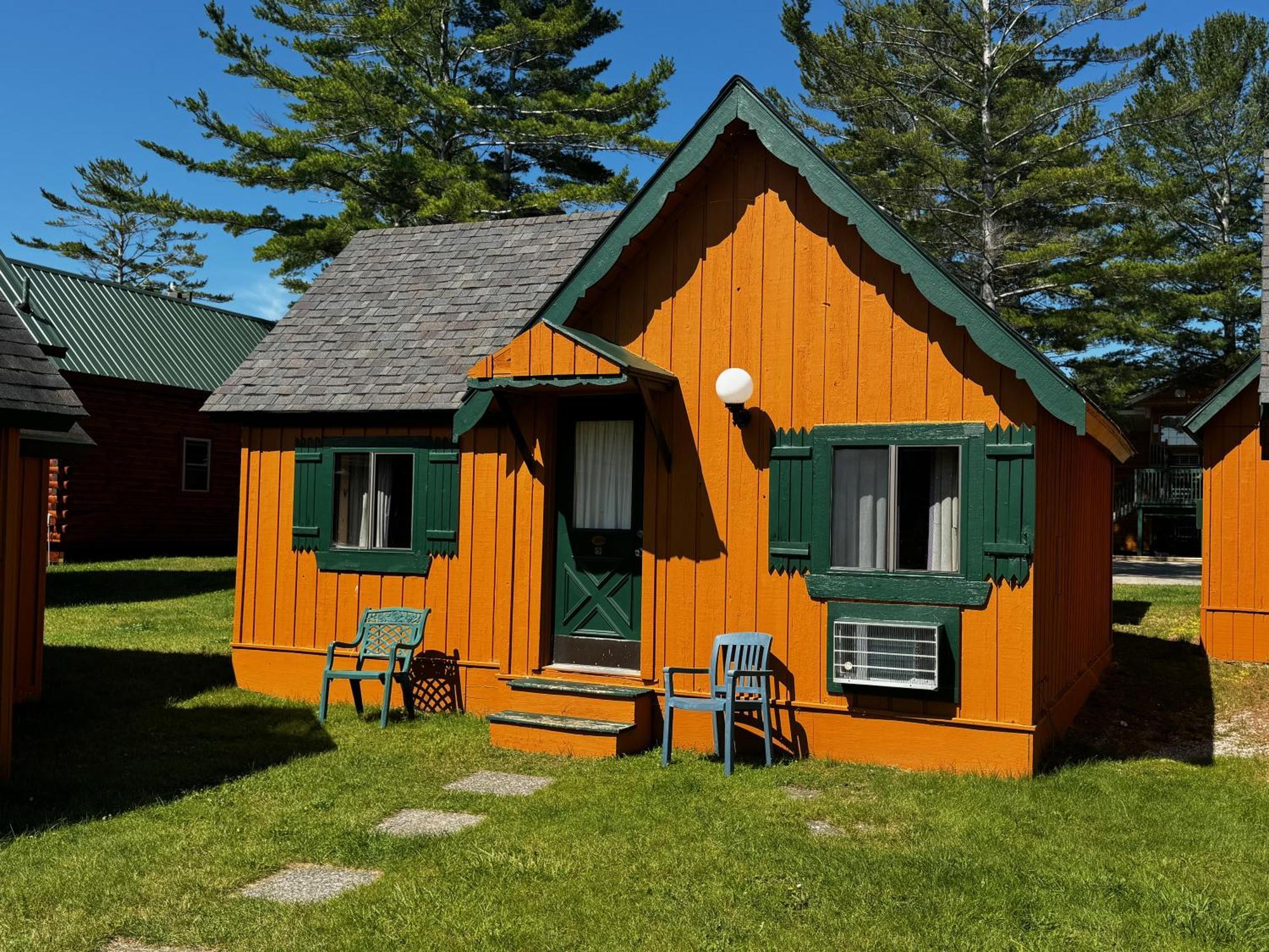 Cabins Of Mackinac & Lodge Mackinaw City Exterior photo