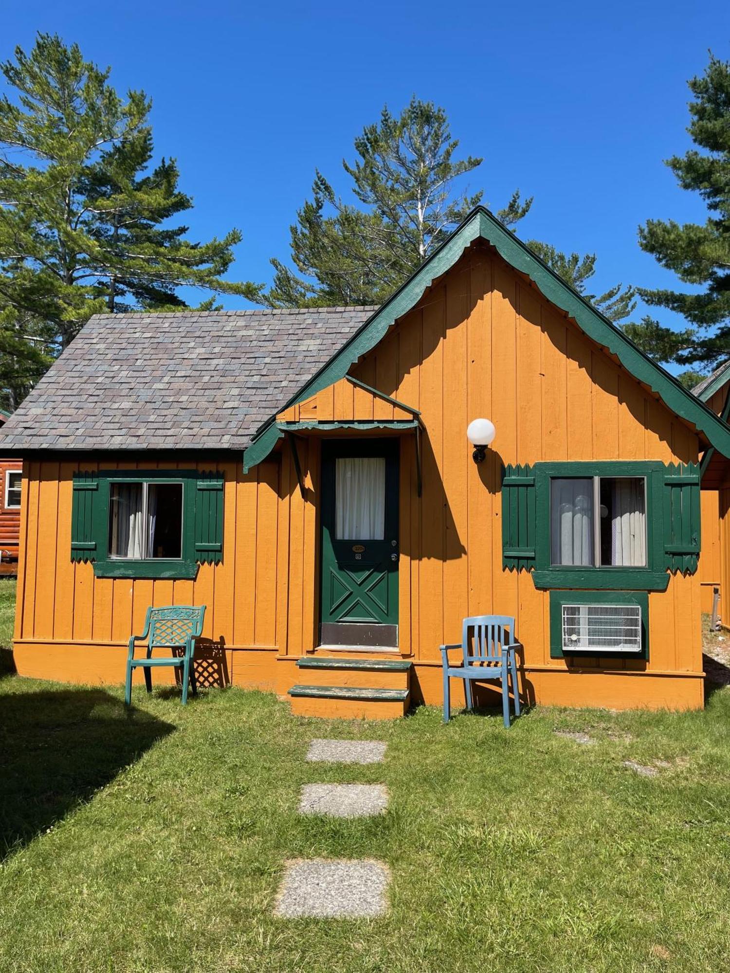 Cabins Of Mackinac & Lodge Mackinaw City Exterior photo