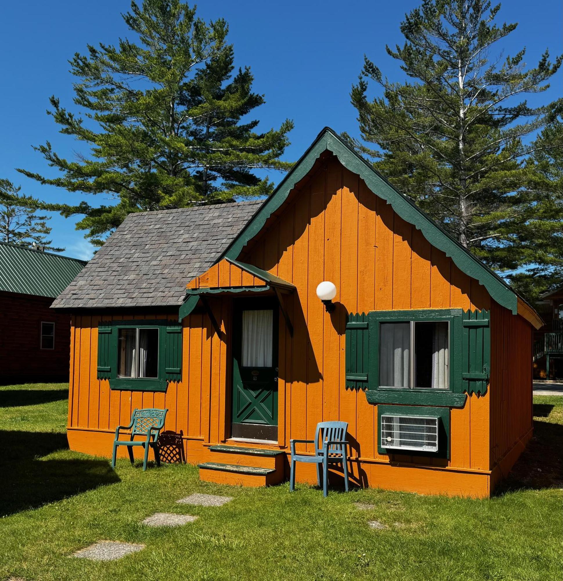 Cabins Of Mackinac & Lodge Mackinaw City Exterior photo