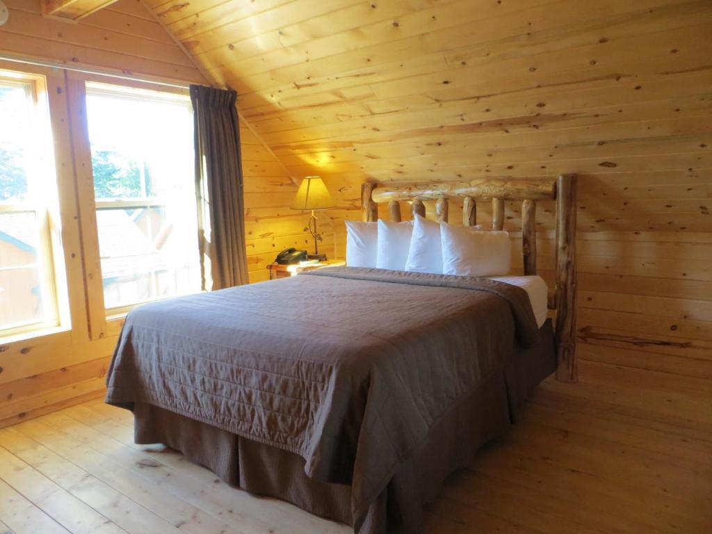 Cabins Of Mackinac & Lodge Mackinaw City Room photo