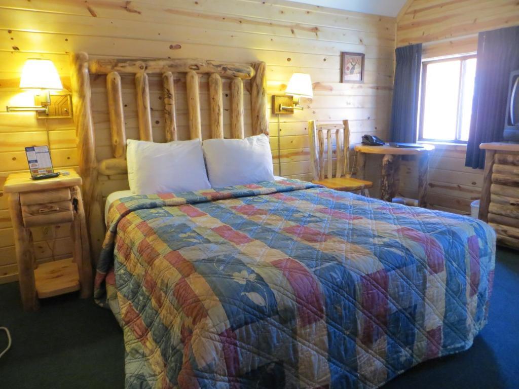 Cabins Of Mackinac & Lodge Mackinaw City Room photo